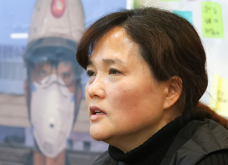 충남 태안화력발전소 설비 점검 중 사고로 숨진 김용균 씨의 어머니 김미숙 씨가 7일 오전 아들의 빈소가 마련된 서울 종로구 서울대병원 장례식장에서 언론 인터뷰를 하고 있다.